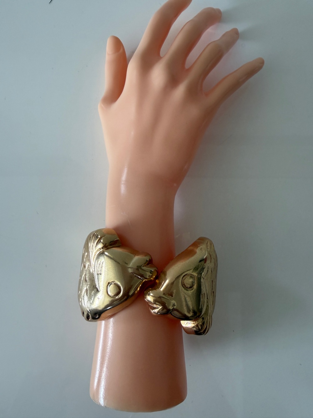 ANGELA CAPUTI Hinged Resin Fish Bracelet Bangle Bracelet - Gold